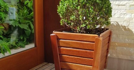 Cachepô de madeira para jardim