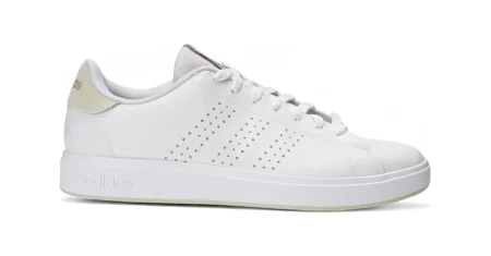 Tênis branco da Adidas com forro acolchoado sai 29% OFF