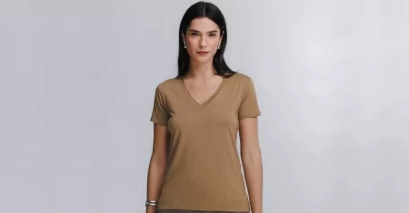 Camiseta Insider feminina em várias cores sai 26% OFF