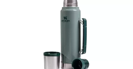Por tempo limitado: Garrafa Stanley 950ml com alça sai 28% OFF