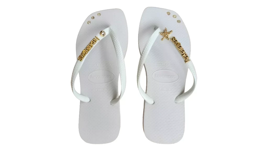 havaianas branca com pingente