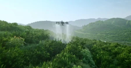 DJI Agras T70P: drone para pulverização, dispersão e transporte no campo